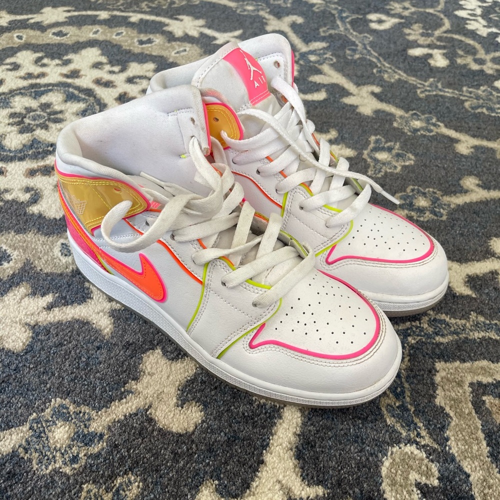 Air Jordan 1 Mid SE Edge glow